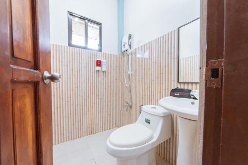 een badkamer met een toilet en een wastafel bij RBR HOTEL AND RESTAURANT in Lucap