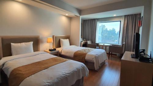 Postel nebo postele na pokoji v ubytování Gyungpo Beach Hotel