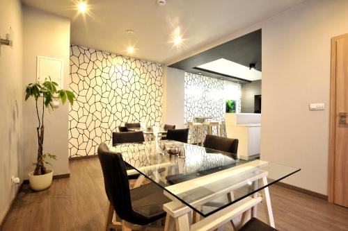 una sala da pranzo con un tavolo di vetro in una stanza di Hostel Promenada a Rzeszów