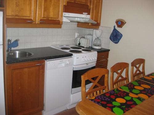 Η κουζίνα ή μικρή κουζίνα στο Levin Alppi 3 A 1 Apartment