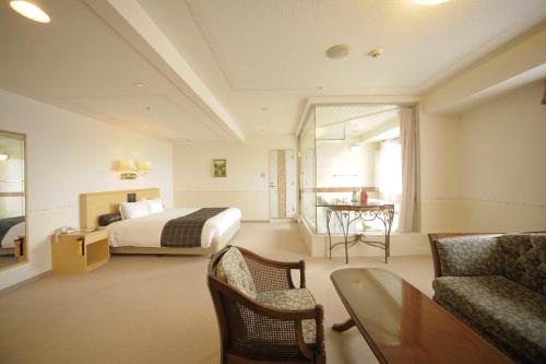 เตียงในห้องที่ Yamagata Kokusai Hotel