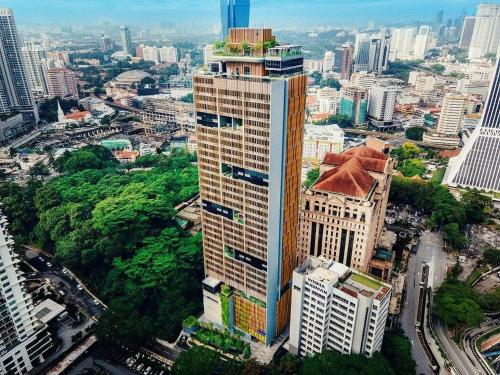 een uitzicht op een hoog gebouw in een stad bij Ceylonz KLCC by Perfect Host in Kuala Lumpur