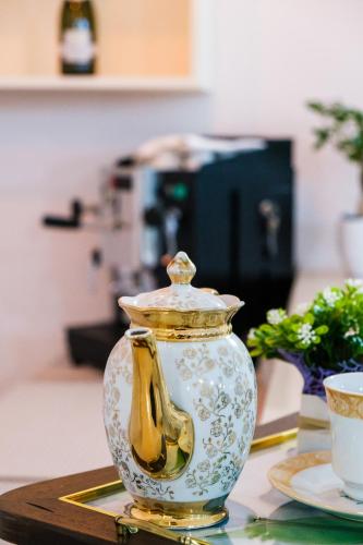 a vase sitting on top of a table at Olimpo B&B in Giurdignano