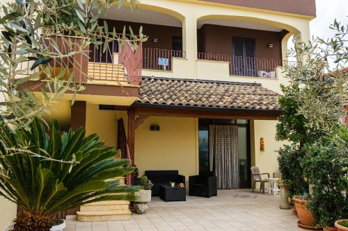 a house with a balcony and a patio at Olimpo B&B in Giurdignano