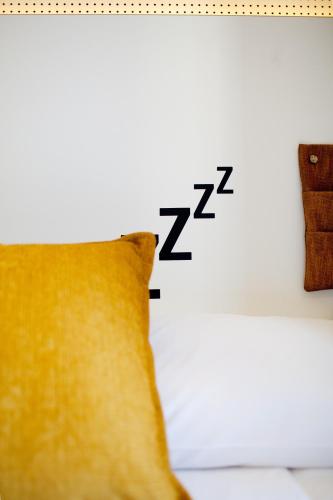 Una cama o camas en una habitación de TOC Hostel Barcelona