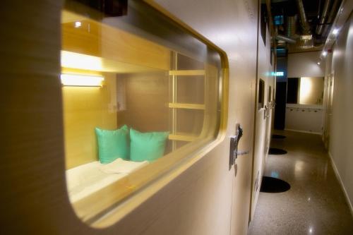 una ventana de un tren con una almohada verde en Bo Hotel, en Estocolmo