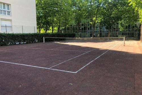 un court de tennis en face d'un bâtiment dans l'établissement 02 Bedrooms-Paris-Disneyland-Parking-RER A 3', à Noisy-le-Grand