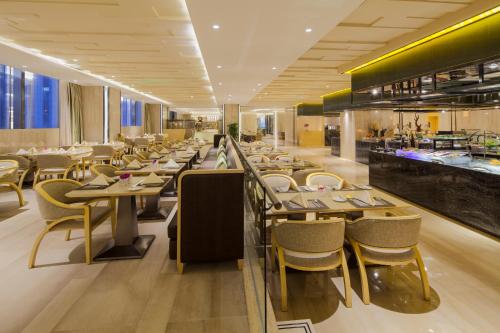 Restaurace v ubytování Crowne Plaza Tianjin Meijiangnan by IHG