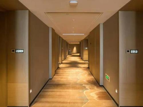 korytarz budynku biurowego z długim korytarzem w obiekcie GreenTree Eastern Chaoyang Plaza Hotel w mieście Nanning