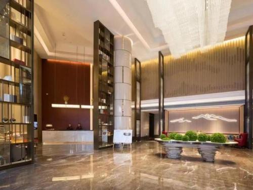 a lobby of a building with a fountain in the middle at GreenTree Eastern Chaoyang Plaza Hotel in Nanning