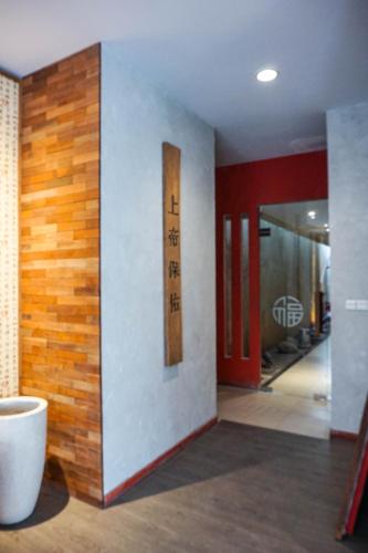 a hallway with a wall with a sign on it at Hotel Pantes Semawis Pecinan SMG - Petfriendly Hotel in Semarang