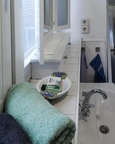 a bathroom counter with a sink and a sink at Gemütliches Ferienhaus - ankommen und wohlfühlen in Husum