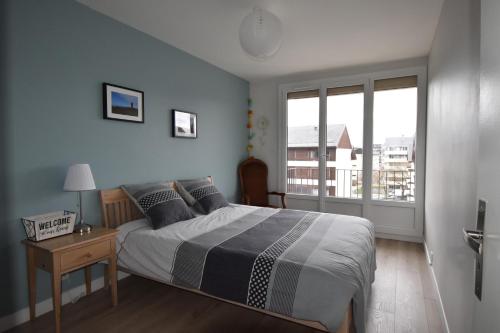 une chambre avec un lit et une grande fenêtre dans l'établissement La Belle Chanteraine, à Reims