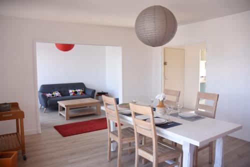 une salle à manger et un salon avec une table et des chaises dans l'établissement La Belle Chanteraine, à Reims