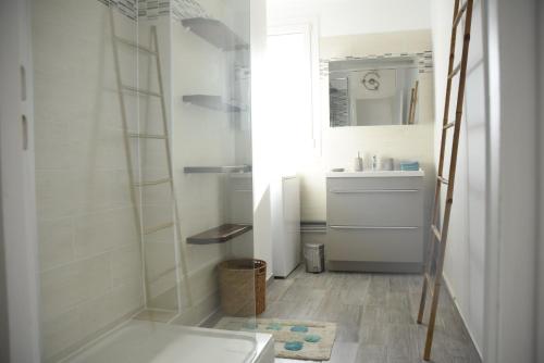 une salle de bain avec douche et lavabo dans l'établissement La Belle Chanteraine, à Reims