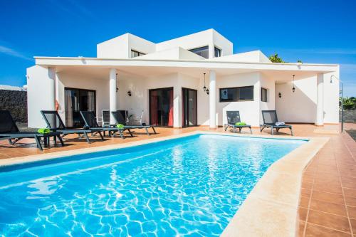 Inviting 3-Bed Villa in Playa Blanca