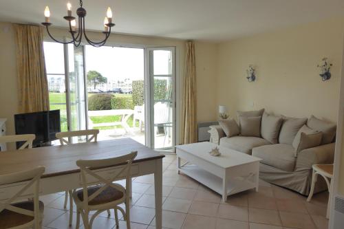 un salon avec un canapé et une table dans l'établissement REF 056 Maison T3 pour quatre personnes avec terrasse vue port Crouesty ARZON, à Arzon
