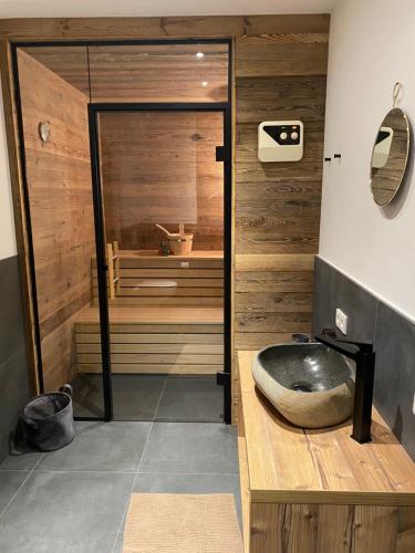 ein Badezimmer mit einer Badewanne und einem Waschbecken in der Unterkunft Guatsi in Hollersbach im Pinzgau