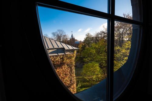 an open window with a view of a building at Hotel Gródek in Kraków