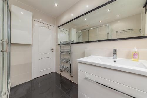 Gallery image of Suites by Rehoboth - Hendon Station - London in The Hyde