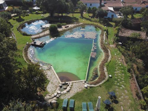 una vista aérea de una gran piscina en Quinta da Fontoura, en Alquerubim