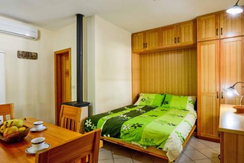 Postel nebo postele na pokoji v ubytování Stone House Luka