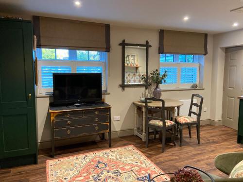TV at/o entertainment center sa Stunning Private en-suite studio in Cobham