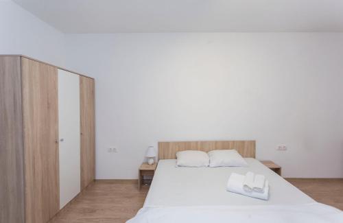 A bed or beds in a room at Modern and Bright Apartments near Center - FREE PARKING