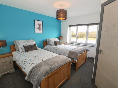 Postel nebo postele na pokoji v ubytování Maes Llwyd