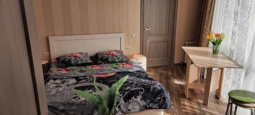 アドレルにあるАпартаменты на Бестужеваの小さなベッドルーム(ベッド1台、テーブル付)