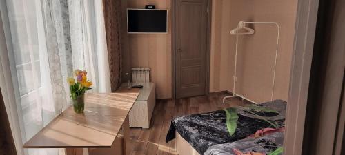 アドレルにあるАпартаменты на Бестужеваの小さなお部屋で、花瓶付きのテーブルが備わります。