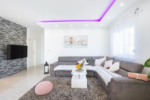 Luxury Residence Danica with a private rooftop pool and high speed fiber WIFI