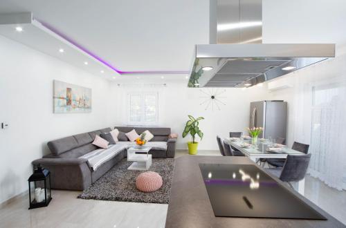 Luxury Residence Danica with a private rooftop pool and high speed fiber WIFI