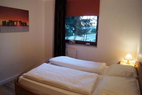 سرير أو أسرّة في غرفة في Winterberg Appartement 21056