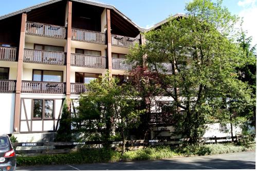 een groot gebouw met balkons aan de zijkant bij Winterberg Appartement 21028 in Winterberg