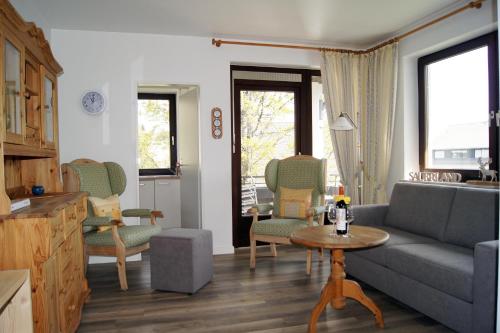ヴィンターベルクにあるWinterberg Appartement 21041のリビングルーム(ソファ、椅子、テーブル付)