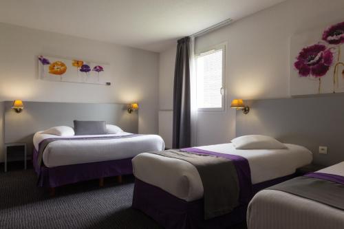 Giường trong phòng chung tại The Originals City, Hôtel Acadine, Le Neubourg (Inter-Hotel)