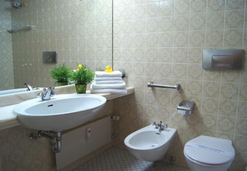 ヴィンターベルクにあるWinterberg Appartement 21032のバスルーム(白い洗面台、トイレ付)