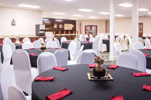 Restorāns vai citas vietas, kur ieturēt maltīti, naktsmītnē Ramada by Wyndham & Suites Warner Robins