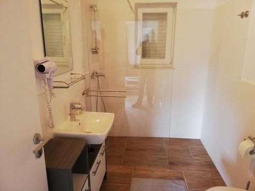 Kylpyhuone majoituspaikassa Vivi holiday house for 2