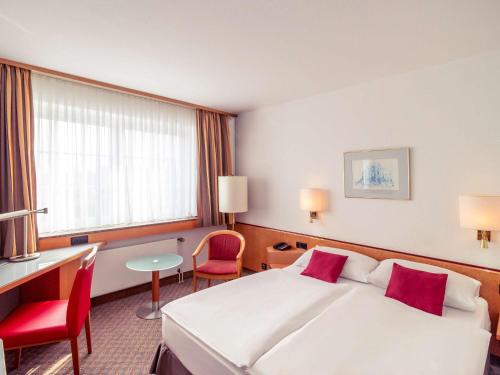 Tempat tidur dalam kamar di Mercure Hotel Köln City Friesenstraße