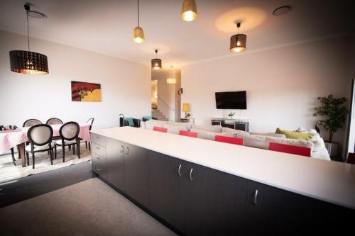 - un salon avec un canapé et une table dans l'établissement Newly Built - Blue on Albion, à Katoomba