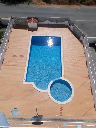 an overhead view of a large swimming pool at cantinho do mar in Albufeira