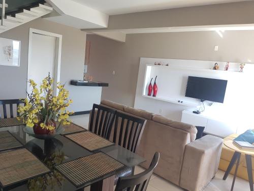 a living room with a table and a couch at Mirante de Escarpas 1501 in Capitólio