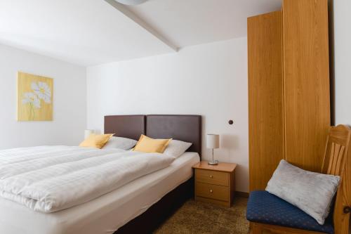 sypialnia z dużym łóżkiem i krzesłem w obiekcie Ferienhaus Panoramablick w mieście Niedersalwey