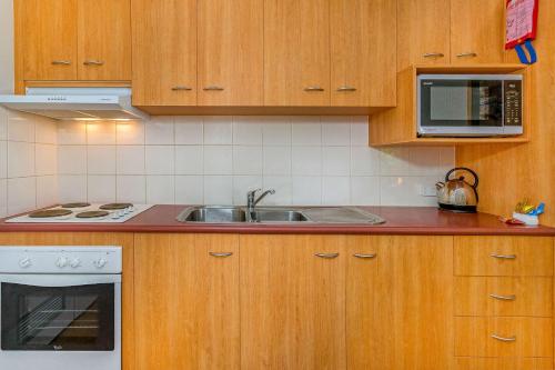 
A kitchen or kitchenette at Comfort Inn & Suites Karratha
