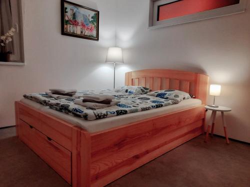 En eller flere senge i et værelse på Apartment Moravský Kras