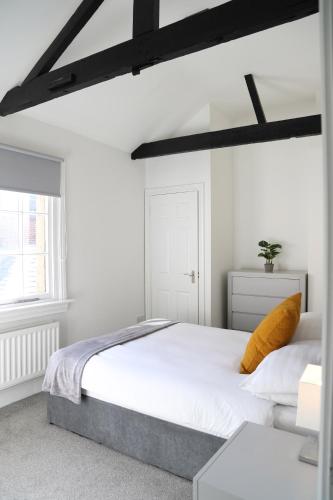 Cama o camas de una habitación en Letting Serviced Apartments - Guards View, Windsor
