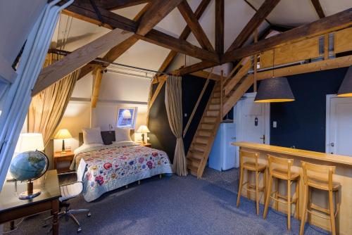 a bedroom with a bed and a bar in a room at Boutique Hotel Museumkwartier in Utrecht
