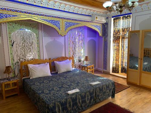 Ein Bett oder Betten in einem Zimmer der Unterkunft Komil Bukhara Boutique Hotel